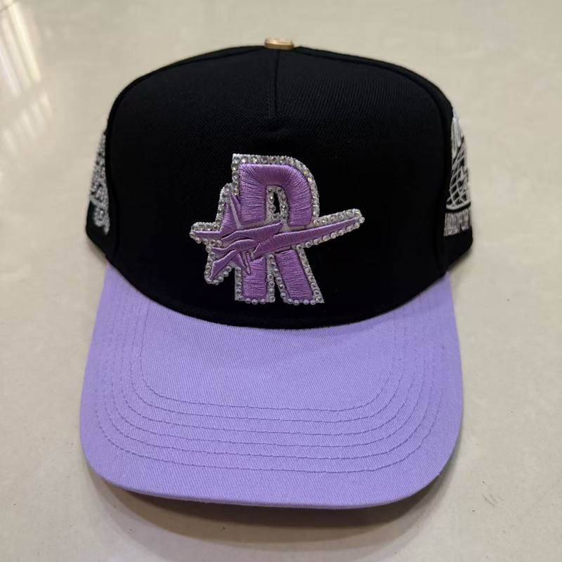 Baseball Cap Fitted - Czapki z daszkiem z kontrastowym brzegiem,