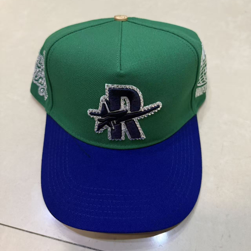 Czapki z daszkiem z kontrastow – Baseball Cap Fitted recenzja i cena