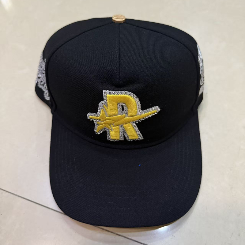Czapki z daszkiem z kontrastow – Baseball Cap Fitted recenzja i cena